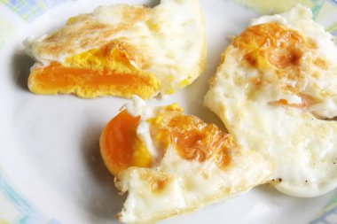 Taze kızarmış yumurta. Ev kahvaltı hazırladım. Kızarmış yumurta.