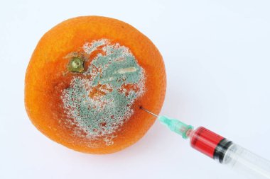 Çürük turuncu ve tıbbi şırınga. Çürük turuncu şifa.