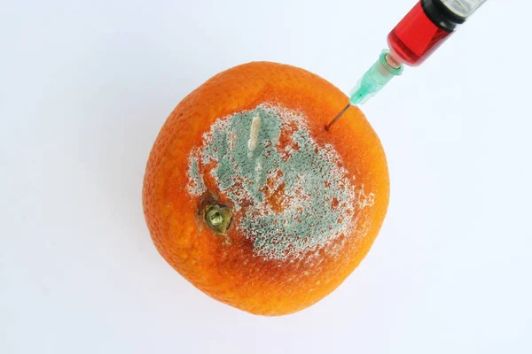腐ったオレンジ 医療注射器 腐ったオレンジの癒し — ストック写真