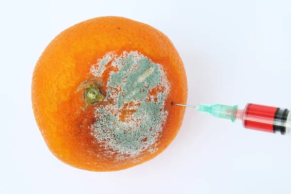 Rotten Orange Medical Syringe Healing Rotten Orange — Stock Photo, Image