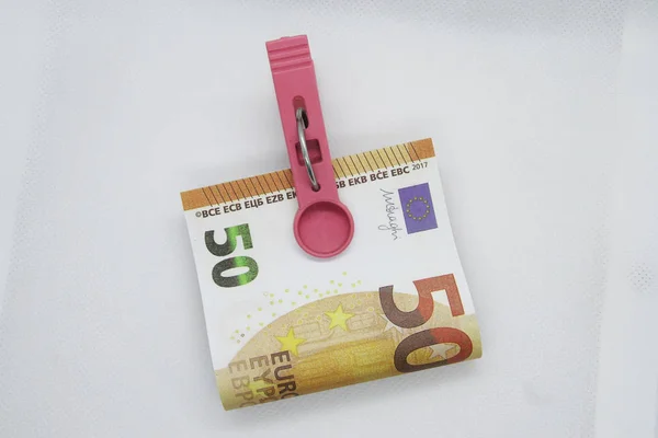 Bir Clothespin Üzerinde Euro Kağıt Banknot Euro Tutma — Stok fotoğraf