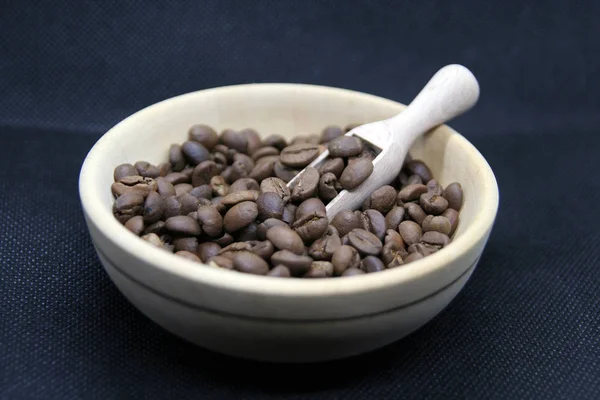 Pequena Tigela Feita Madeira Cheia Grãos Café Torrados Grãos Café — Fotografia de Stock