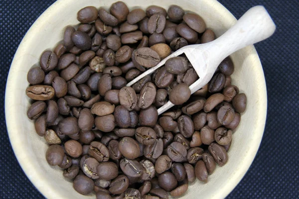 Kleine Schüssel Aus Holz Voller Gerösteter Kaffeebohnen Geröstete Kaffeebohnen — Stockfoto