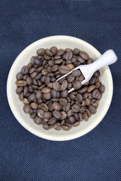 Pequena Tigela Feita Madeira Cheia Grãos Café Torrados Grãos Café — Fotografia de Stock