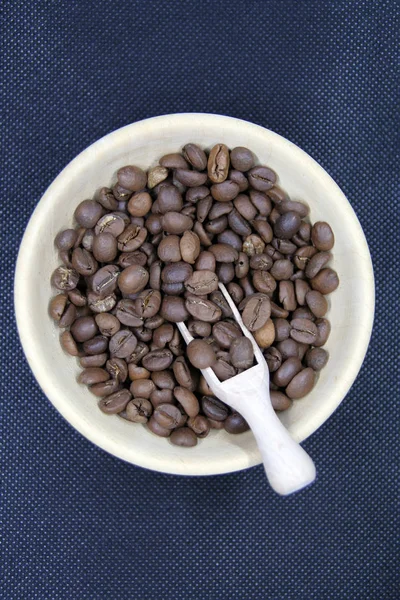 Kleine Schüssel Aus Holz Voller Gerösteter Kaffeebohnen Geröstete Kaffeebohnen — Stockfoto