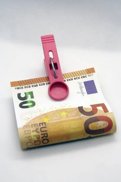 Bir Clothespin Üzerinde Euro Kağıt Banknot Euro Tutma — Stok fotoğraf