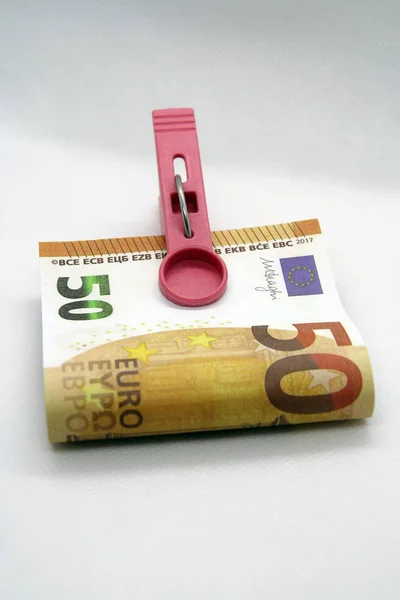 Bir Clothespin Üzerinde Euro Kağıt Banknot Euro Tutma — Stok fotoğraf