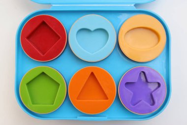 Çocuklar öğrenme oyuncmasını şekillendirir. Çeşitli şekiller.