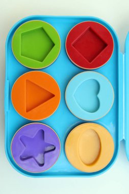Çocuklar öğrenme oyuncmasını şekillendirir. Çeşitli şekiller.