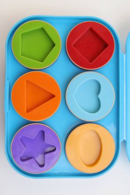 Çocuklar öğrenme oyuncmasını şekillendirir. Çeşitli şekiller.