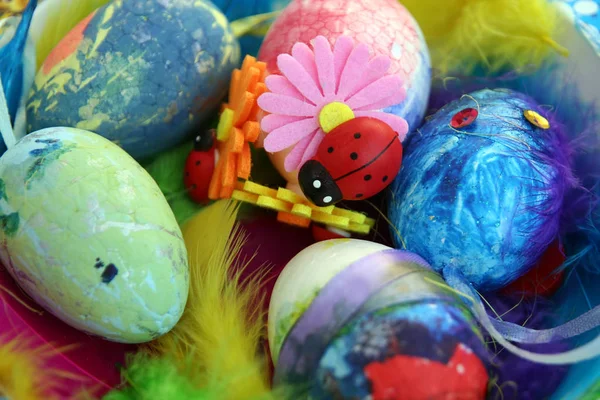 Uova Pasqua Variopinte Uno Stand Uova Pasqua Dipinte Bambina — Foto Stock