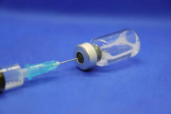 医療用注射器とアンプル注射での治療 — ストック写真