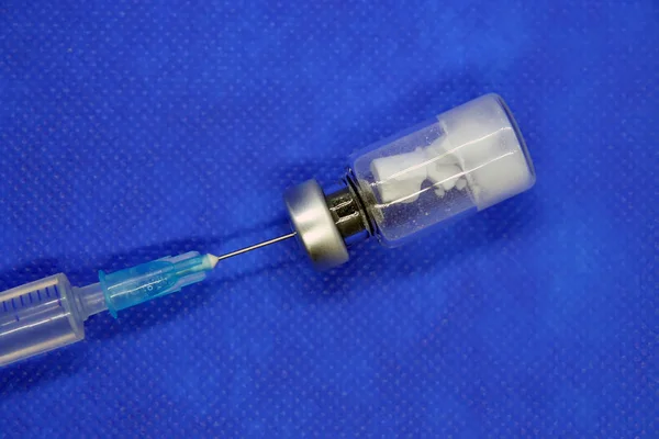 医療用注射器とアンプル注射での治療 — ストック写真