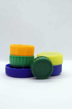 Plastik şişe kapağı. Çeşitli renklerde şişe kapakları.