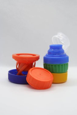 Plastik şişe kapağı. Çeşitli renklerde şişe kapakları.