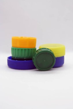 Plastik şişe kapağı. Çeşitli renklerde şişe kapakları.