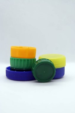 Plastik şişe kapağı. Çeşitli renklerde şişe kapakları.