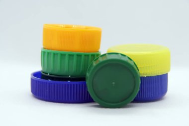 Plastik şişe kapağı. Çeşitli renklerde şişe kapakları.