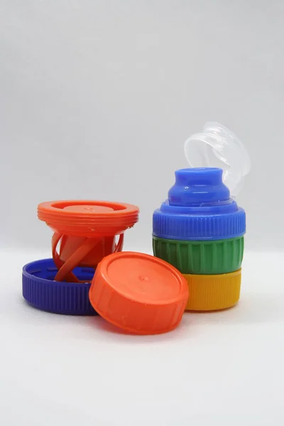 塑料瓶盖 各种颜色的瓶盖 — 图库照片
