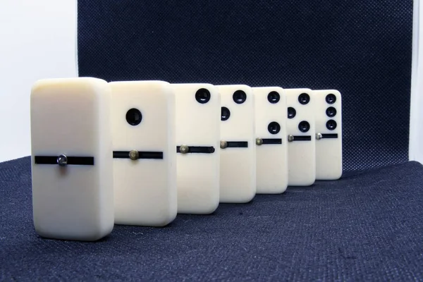 Siyah Arkaplanda Beyaz Mermer Dominolar — Stok fotoğraf