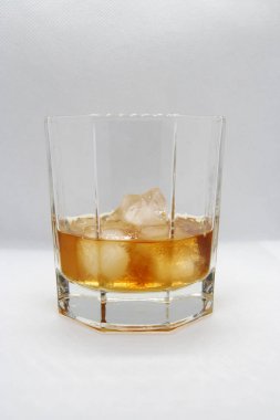 Bardakta buzlu viski. Buzlu viski..