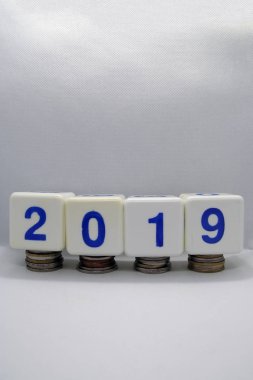 Mali yıl. Yıllık yıl parayla. Sikkelerin üzerindeki numaralar. Sayılarüzerinde finansal iş.