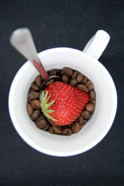 コーヒー豆にイチゴ イチゴとコーヒー — ストック写真