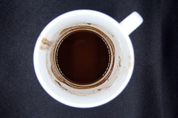コーヒーを飲みなさいコーヒーの空のカップ ホワイトセラミックカップ — ストック写真