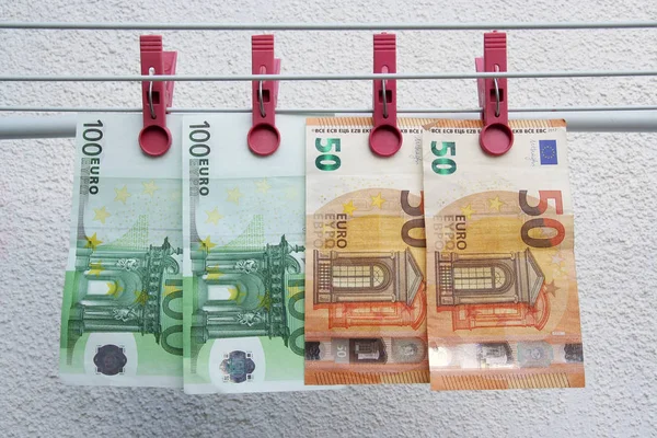 Euro Banknotları Kuruyor Yıkanmış Euro Kağıt Banknotları Bir Dize Üzerinde — Stok fotoğraf