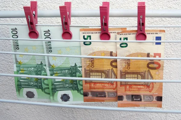 Euro Banknotları Kuruyor Yıkanmış Euro Kağıt Banknotları Bir Dize Üzerinde — Stok fotoğraf