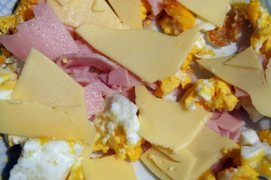 Jambon ve yumurta. Sağlıklı kahvaltı. Çırpılmış yumurta, jambon ve peynir.