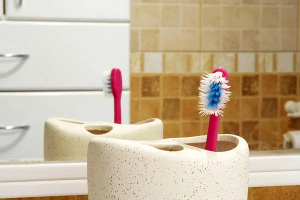 Aynanın Önünde Aile Diş Fırçaları Kullanılmış Diş Fırçaları — Stok fotoğraf