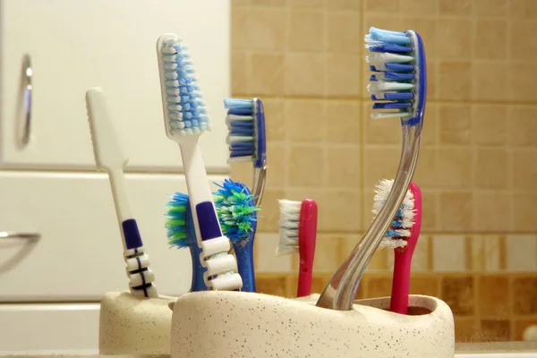 Escovas Dentes Família Frente Espelho Escovas Dentes Usadas — Fotografia de Stock