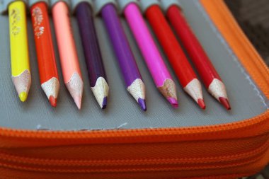 Değişik renklerde boya kalemleri. Renkli boya kalemleri. Anaokulu ekipmanları.