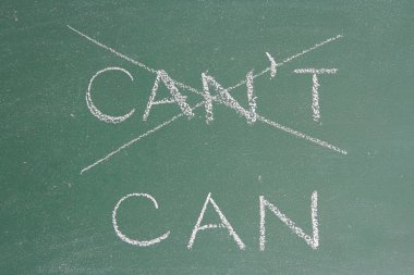 Motivasyon mesajı işareti. Motivasyon notu. Yeşil panodaki motivasyon notu.