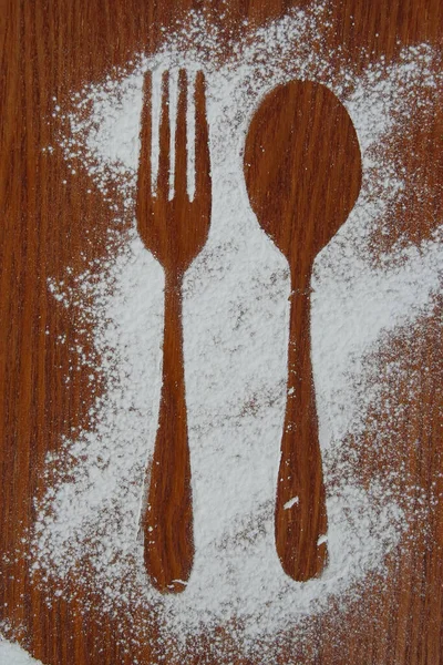 フォークとスプーンの影 砂糖の粉でできたフォークとスプーン — ストック写真