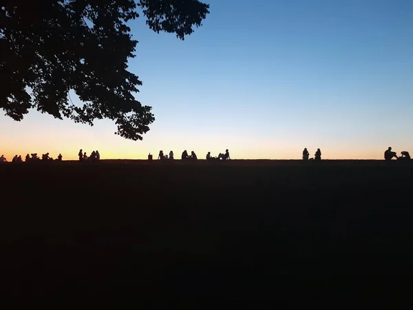 Atardecer Bajo Cielo Azul Claro Atardecer Silueta Puesta Sol — Foto de Stock