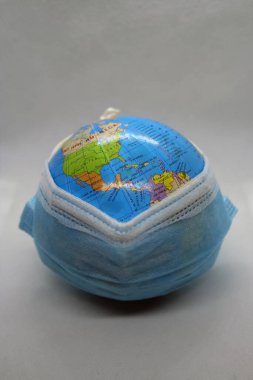 Dünya koruyucu maske takıyor. Ameliyat maskeli bir dünya. Kapsamlı koruma.