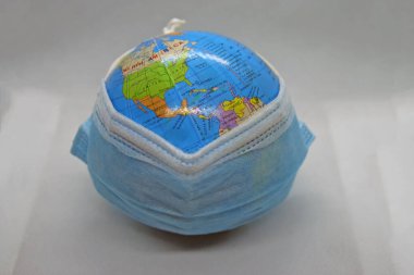 Dünya koruyucu maske takıyor. Ameliyat maskeli bir dünya. Kapsamlı koruma.