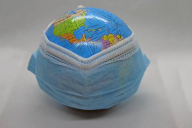 Dünya koruyucu maske takıyor. Ameliyat maskeli bir dünya. Kapsamlı koruma.