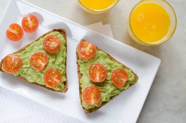 Kiraz domates ile avokado tost