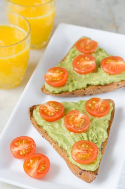 Kiraz domates ile avokado tost