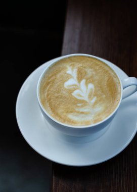 ahşap koyu arka plan üzerinde kahve