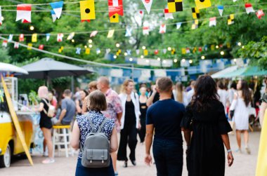 Odessa, Ukrayna - 07 Temmuz 2018: Odessa, Ukrayna yemek festivali. Bir sürü insan katılmak yıllık olay adanmış sokak gıda için tedarikçiler ve yerel restoranlar.