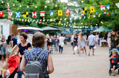 Odessa, Ukrayna - 07 Temmuz 2018: Odessa, Ukrayna yemek festivali. Bir sürü insan katılmak yıllık olay adanmış sokak gıda için tedarikçiler ve yerel restoranlar.