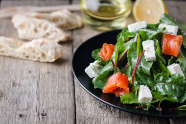 Biraz tuzlanmış somon ile karışık salata