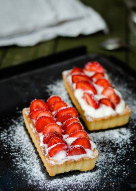 Çilekli kek pasta siyah bir arka plan mükemmel parti bireysel taze meyve tatlı