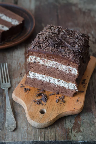 Pastel Chocolate Capas Con Crema Stracciatella Sobre Fondo Rústico Madera — Foto de Stock