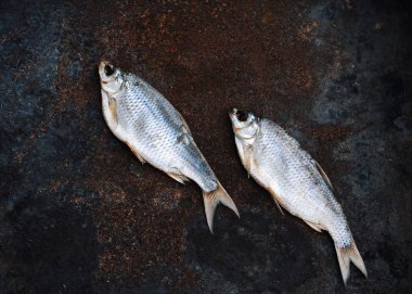 Paslı siyah arka plan üzerinde balık yalan kurutulmuş