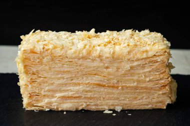 pasta Napolyon dilim siyah bir zemin üzerine